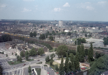 804307 Overzicht van het Westplein en omgeving te Utrecht, vanaf het Holiday Inn Hotel (Jaarbeursplein 24), uit het ...